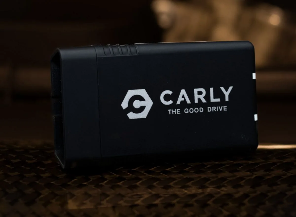Carly Enterprise OBD-Adapter auf einer Carbon-Domstrebe im BMW-Motorraum